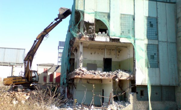 Экскаватор JCB 260 разрушает фасад дома 17 по Пироговской наб.