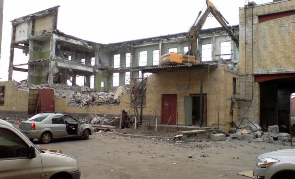 разрушающий гидромолотом стены корпуса 2 дома 17 по Пироговской наб.